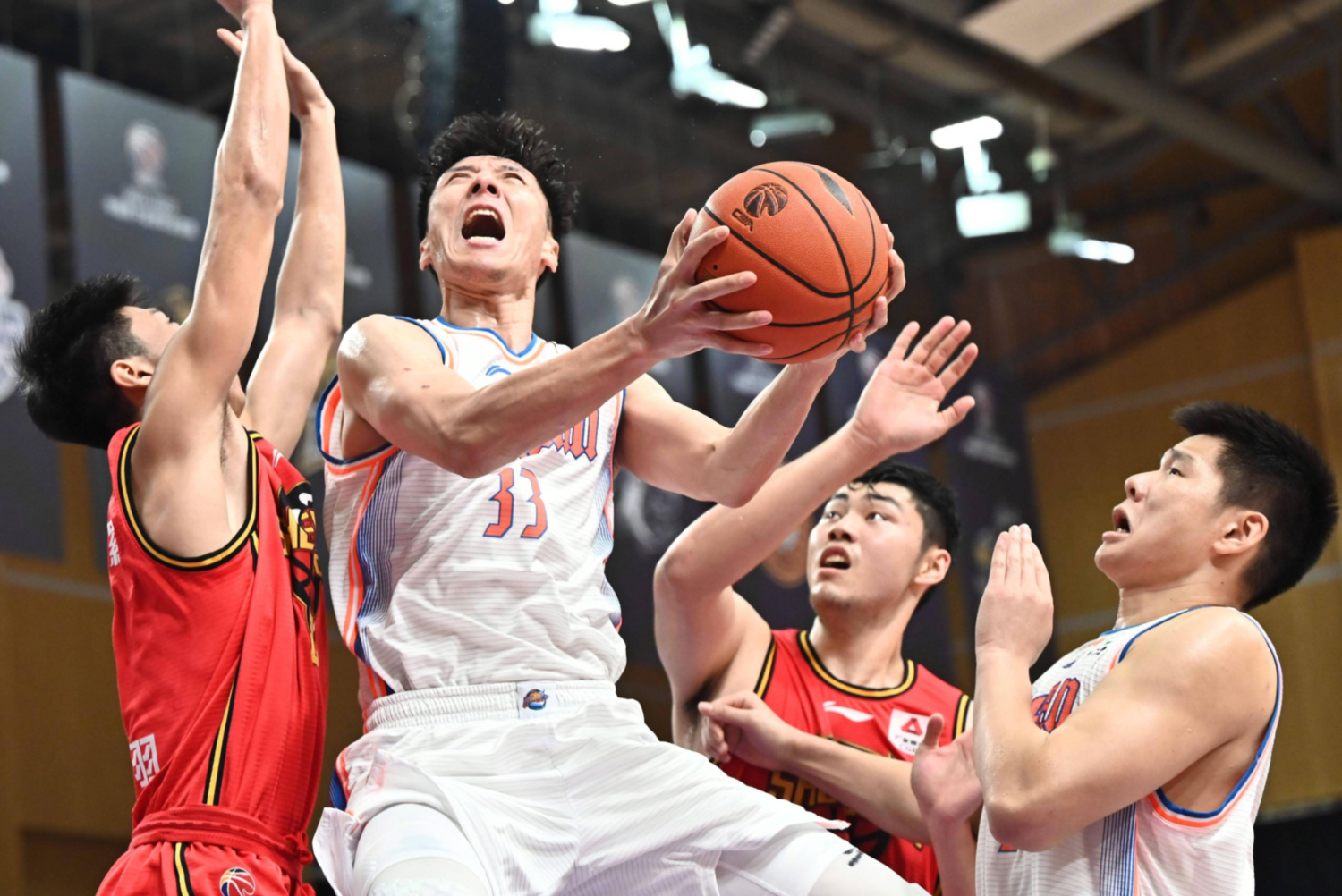 主场迎战强敌，球队全力争取胜利(发挥主场优势)